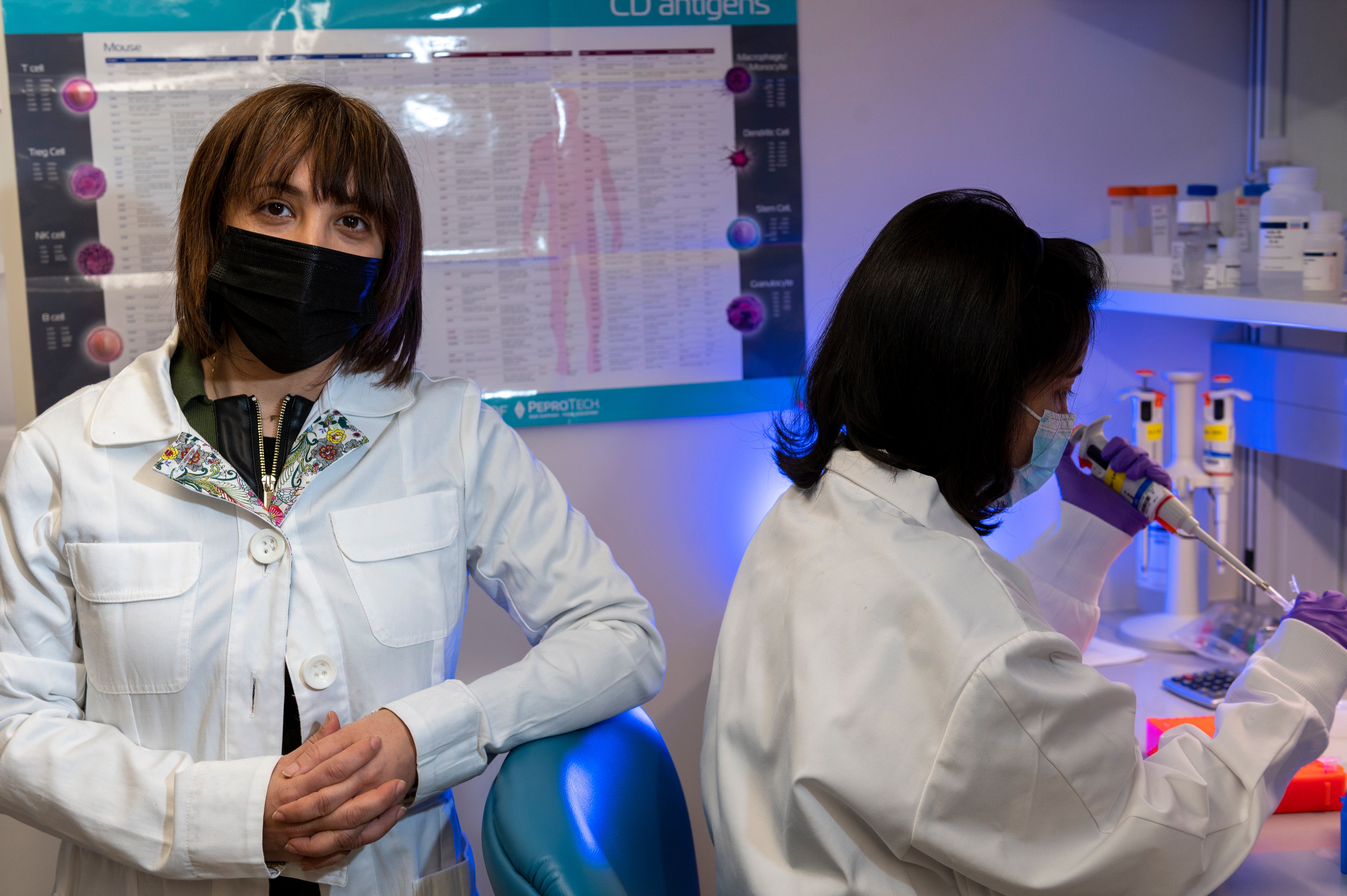 Samira Kiani in her lab 